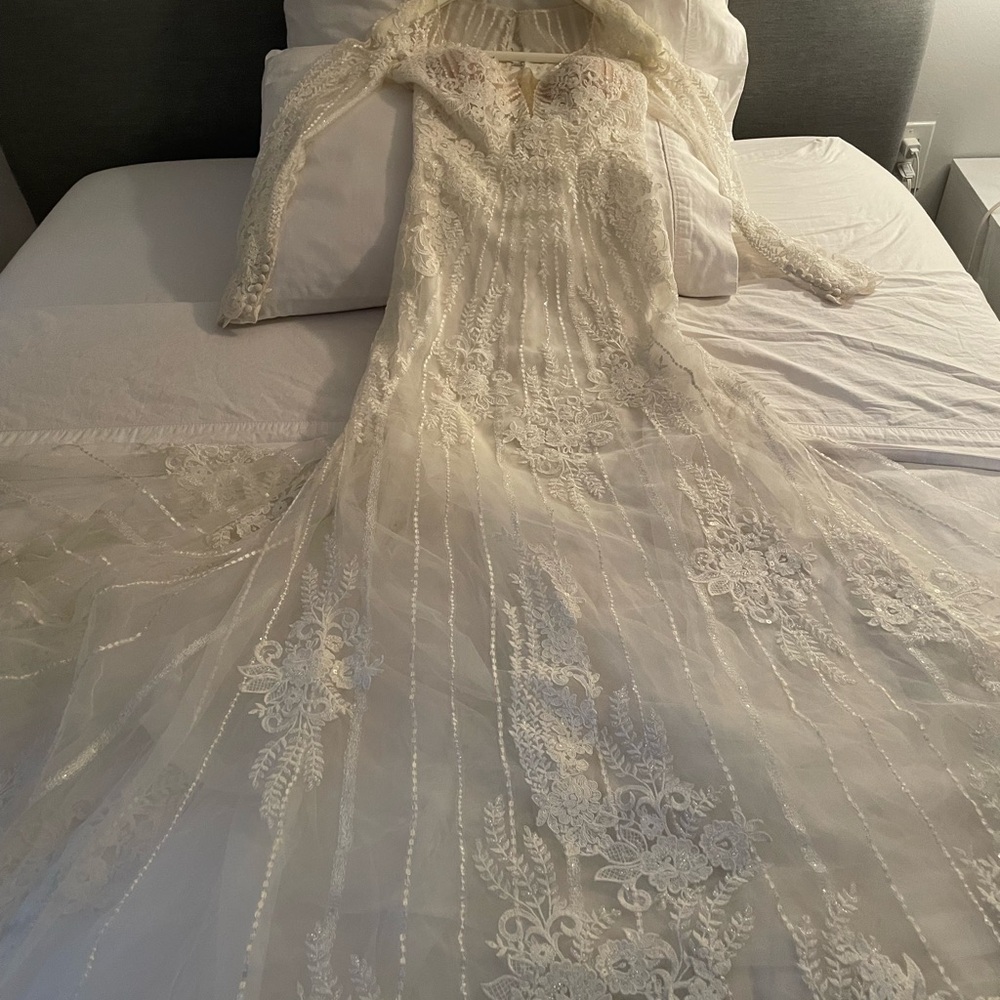 Wedding dress embroidered with thread,beads off white and crystal . - Picture 7 of 7